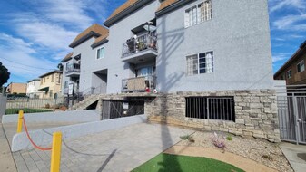 13347 Victory Blvd in Los Angeles, CA - Building Photo