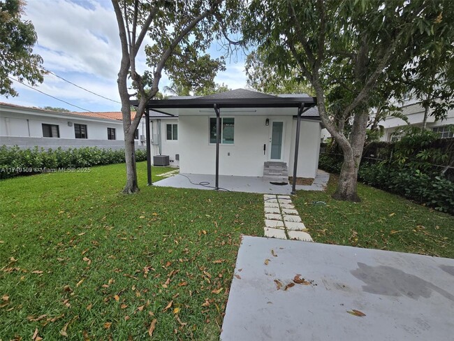 1637 SW 17th St in Miami, FL - Building Photo - Building Photo