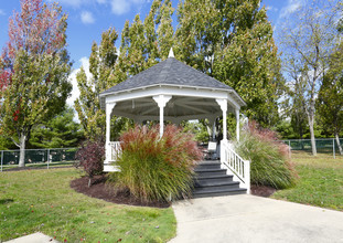 Laurelwood Apartments and Townhouses in Cranberry Township, PA - Building Photo - Building Photo