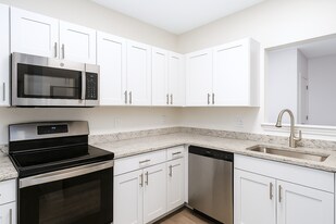 Greenwich Place in West Warwick, RI - Building Photo