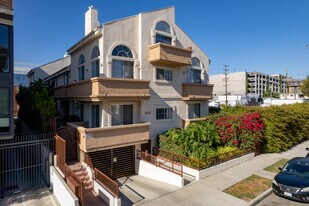 945 N Hudson Ave in Los Angeles, CA - Building Photo
