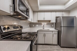 Nordica Bay in St. Petersburg, FL - Building Photo