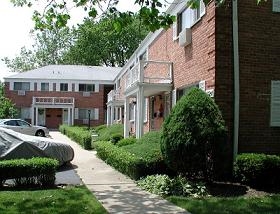 Tinker Way in Glenview, IL - Building Photo