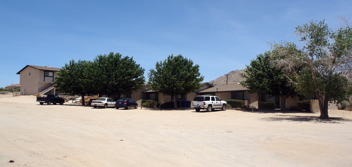 19048 Outer Hwy 18 in Apple Valley, CA - Building Photo