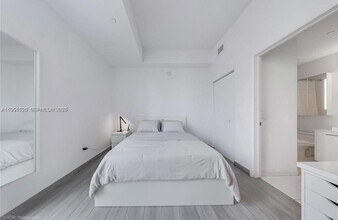 151 SE 1st St, Unit 1706 in Miami, FL - Building Photo - Building Photo