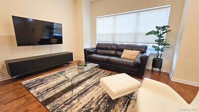 260 W Main St, Unit 11 in Goshen, NY - Foto de edificio - Building Photo