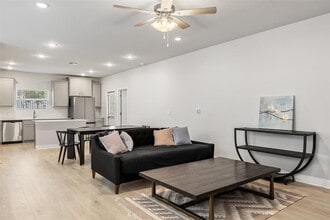 1012 Legend Milton Ln in Austin, TX - Building Photo - Building Photo