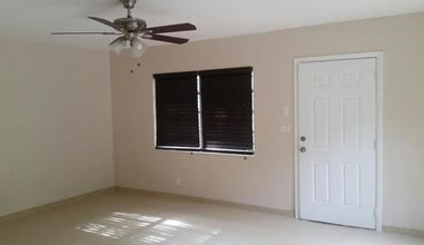 615 NE 8th Ave in Fort Lauderdale, FL - Foto de edificio - Building Photo