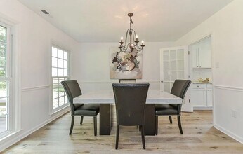 5610 Vandora Dr in Charlotte, NC - Foto de edificio - Building Photo