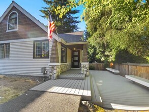 10058 NE 29th Pl in Bellevue, WA - Foto de edificio - Building Photo