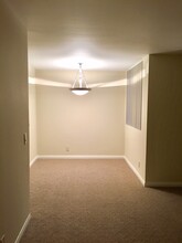 7826 Topanga Canyon Blvd, Unit 208 in Canoga Park, CA - Foto de edificio - Building Photo
