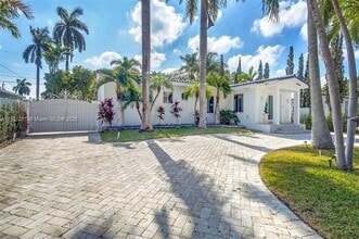 2020 Alamanda Dr in North Miami, FL - Building Photo - Building Photo