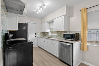 5600 33rd Ave N in St. Petersburg, FL - Building Photo - Building Photo