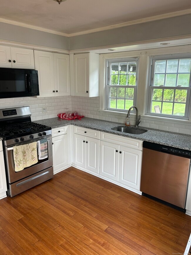 18 Woodmont Rd in West Haven, CT - Building Photo - Building Photo