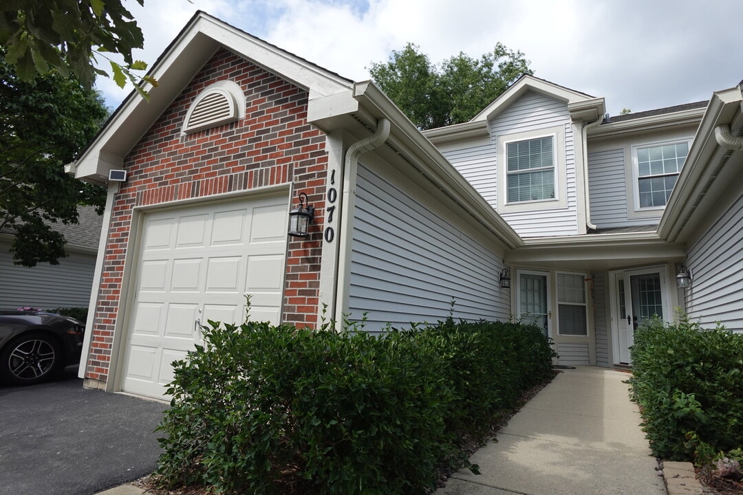 1070 Woodhill Ct in Elgin, IL - Building Photo