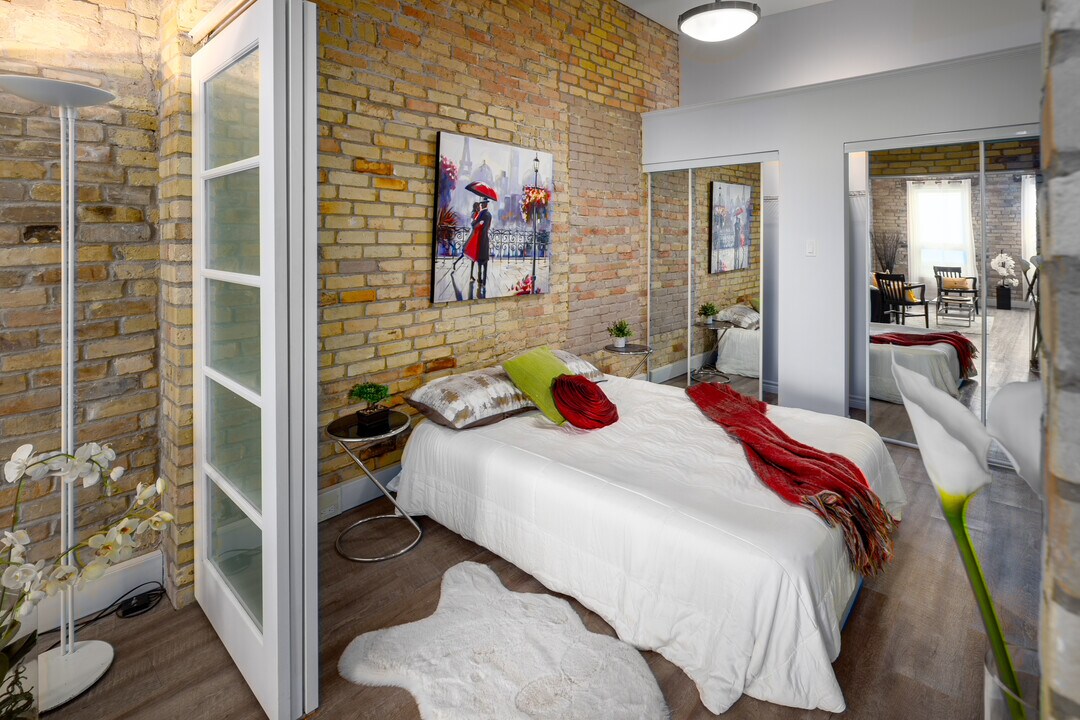 127 King St in London, ON - Building Photo
