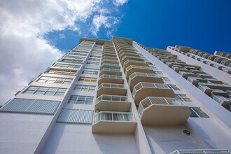 18021 Biscayne Blvd in Aventura, FL - Building Photo - Building Photo