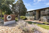 Building Photo - Greentree Village Apartamentos in Denver, Colorado