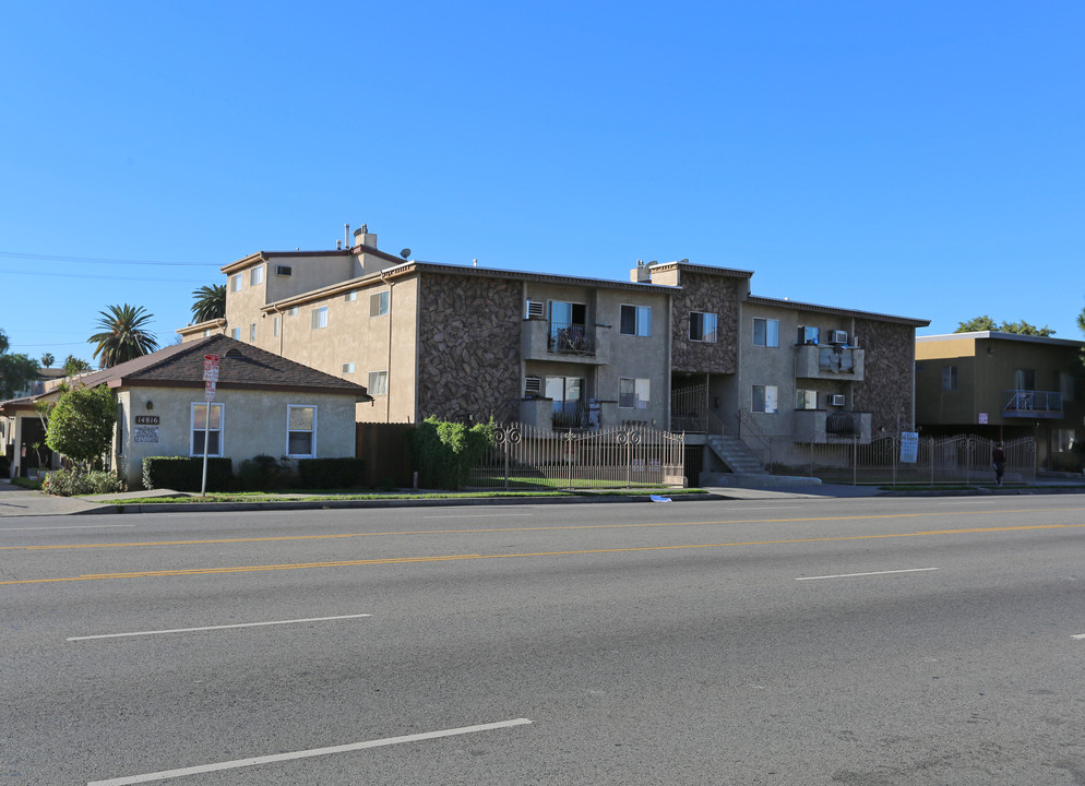 14822 Victory Blvd in Van Nuys, CA - Building Photo