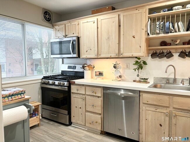 208 Flax Hill Rd in Norwalk, CT - Building Photo - Building Photo