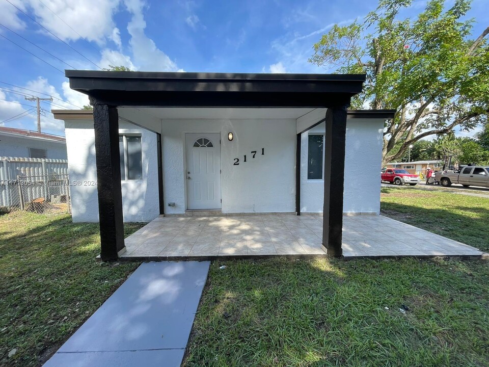 2171 Burlington St in Opa Locka, FL - Building Photo