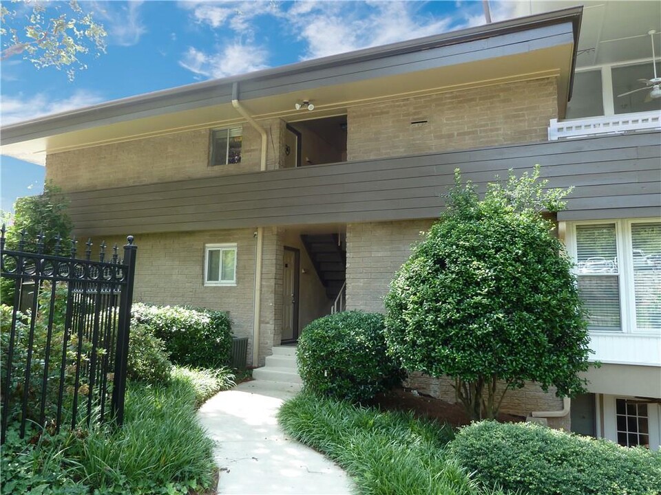 346 Carpenter Dr in Atlanta, GA - Building Photo