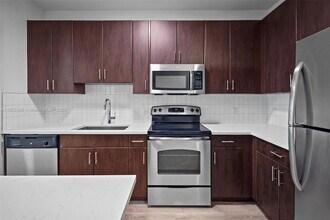 10170 SW 7th St, Unit 24-402 in Pembroke Pines, FL - Foto de edificio - Building Photo