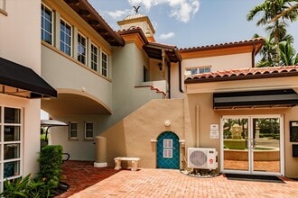 3200 Village Walk Cir, Unit Apartment 201 in Naples, FL - Foto de edificio - Building Photo