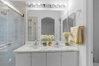 8245 NW 108th Ave in Doral, FL - Building Photo - Building Photo