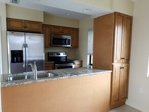 6327 Midnight Pass Rd, Unit 999 in Sarasota, FL - Building Photo - Building Photo