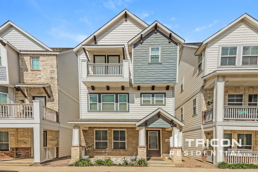 209 S Village Way in Lewisville, TX - Building Photo
