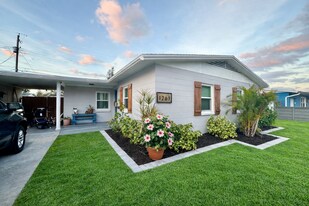 1261 79th Ave N in St. Petersburg, FL - Building Photo
