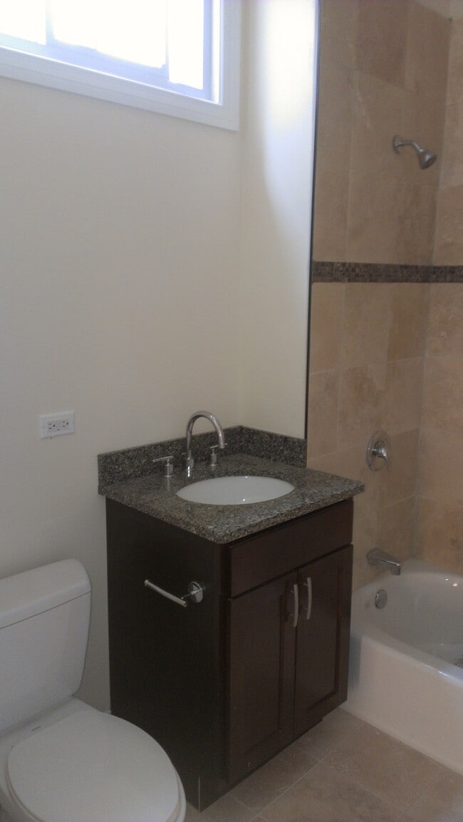 1758 W Montrose, Unit 1 in Chicago, IL - Foto de edificio - Building Photo