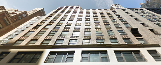 330 E 35th St in New York, NY - Building Photo - Building Photo