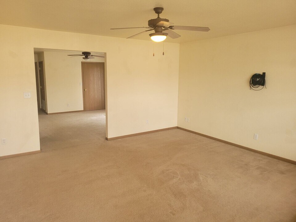 16880 Huntington Ln in St. Robert, MO - Building Photo