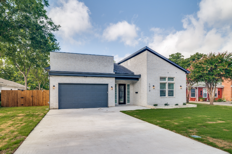 1010 W Avenue F in Garland, TX - Building Photo