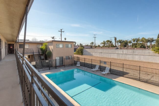 Le Chateau Apartments in Lynwood, CA - Building Photo - Building Photo