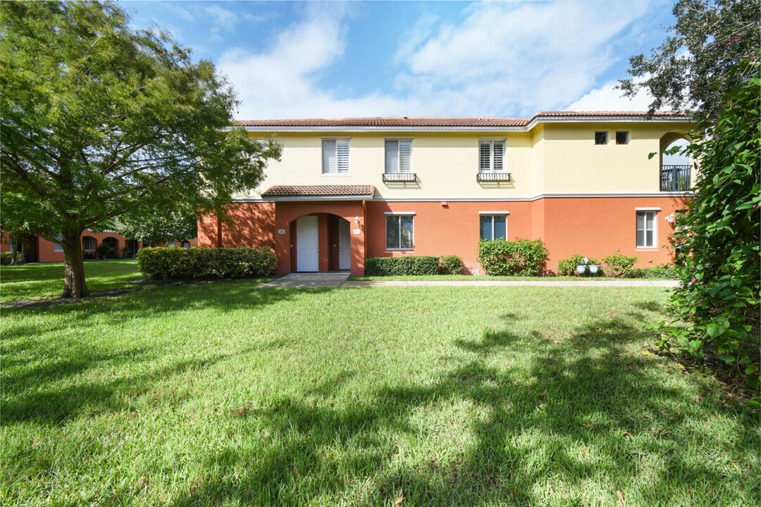 40 SE Sedona Cir in Stuart, FL - Building Photo