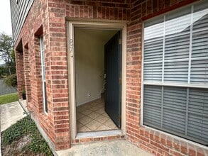 87 Chapel Hill Circle in San Antonio, TX - Foto de edificio - Building Photo
