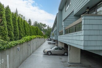 Landmark Villa in Mercer Island, WA - Foto de edificio - Building Photo