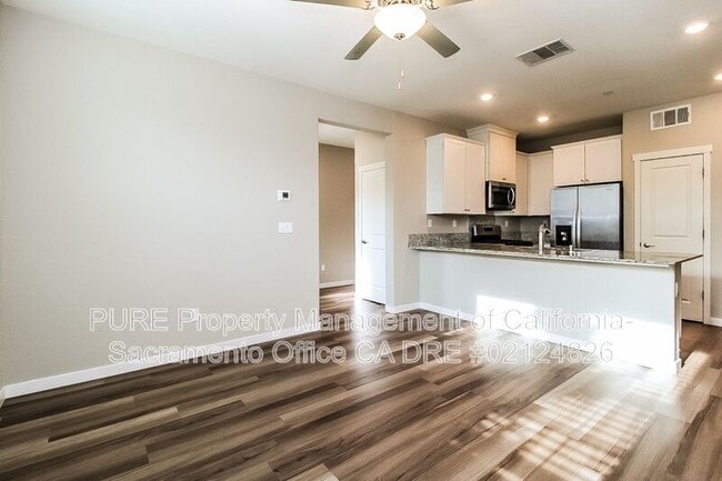 4062 Southampton St in West Sacramento, CA - Building Photo - Building Photo