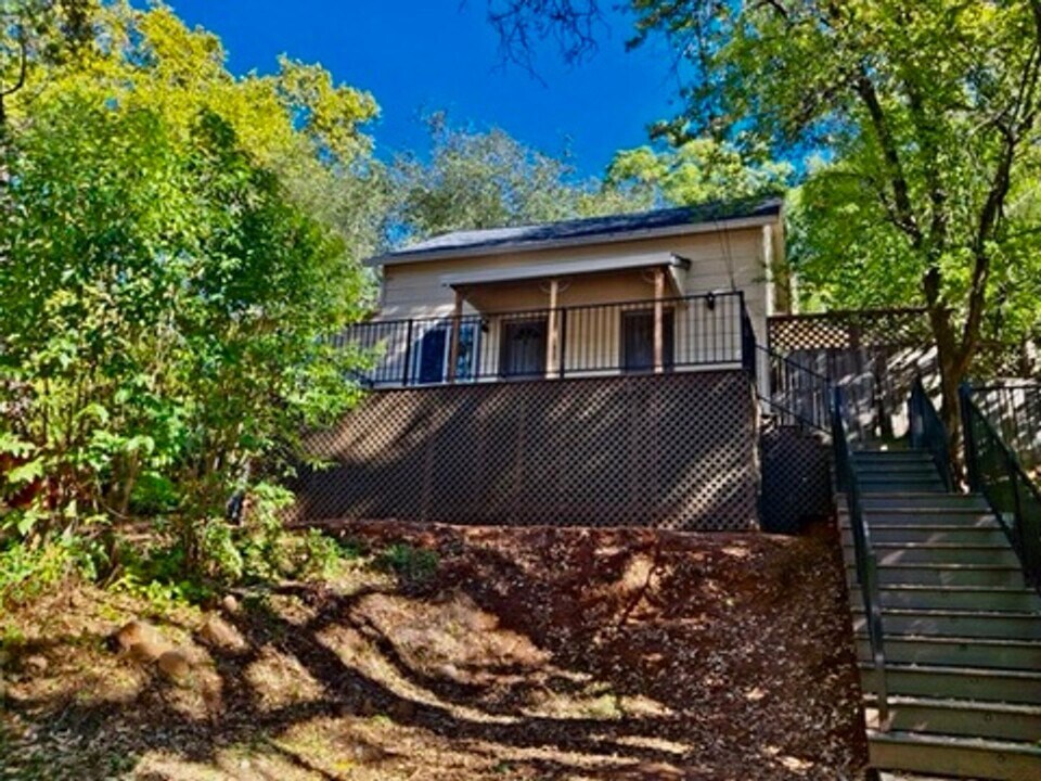 326 Chamberlain Ave in Auburn, CA - Building Photo