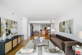 13650 Marina Pointe Dr in Marina Del Rey, CA - Foto de edificio - Building Photo