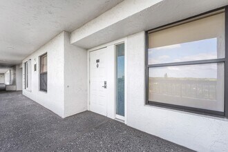 6662 Boca Del Mar Dr in Boca Raton, FL - Building Photo - Building Photo