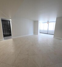 250 Galen Dr in Key Biscayne, FL - Foto de edificio - Building Photo