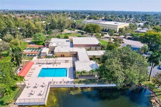 5860 NW 64th Ave, Unit 102 in Tamarac, FL - Foto de edificio - Building Photo