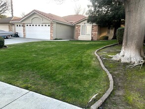 10505 Attleboro Ave in Bakersfield, CA - Foto de edificio - Building Photo