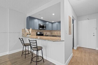 16851 NE 23rd Ave in North Miami Beach, FL - Foto de edificio - Building Photo