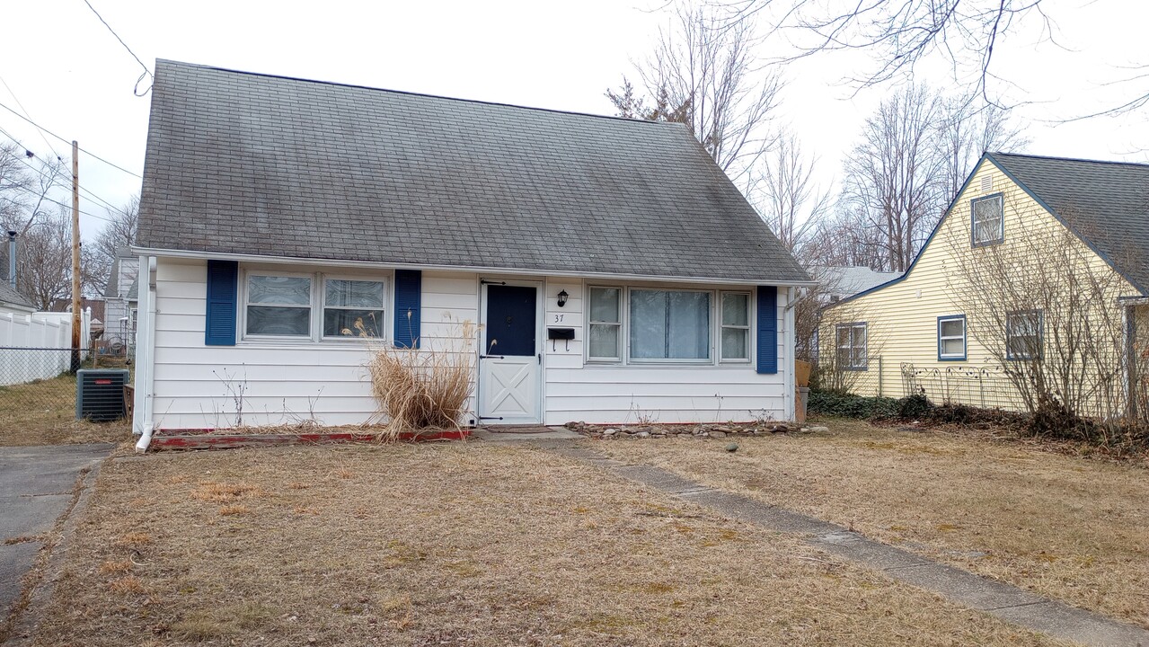 37 Dunmore Ave in Ewing, NJ - Building Photo