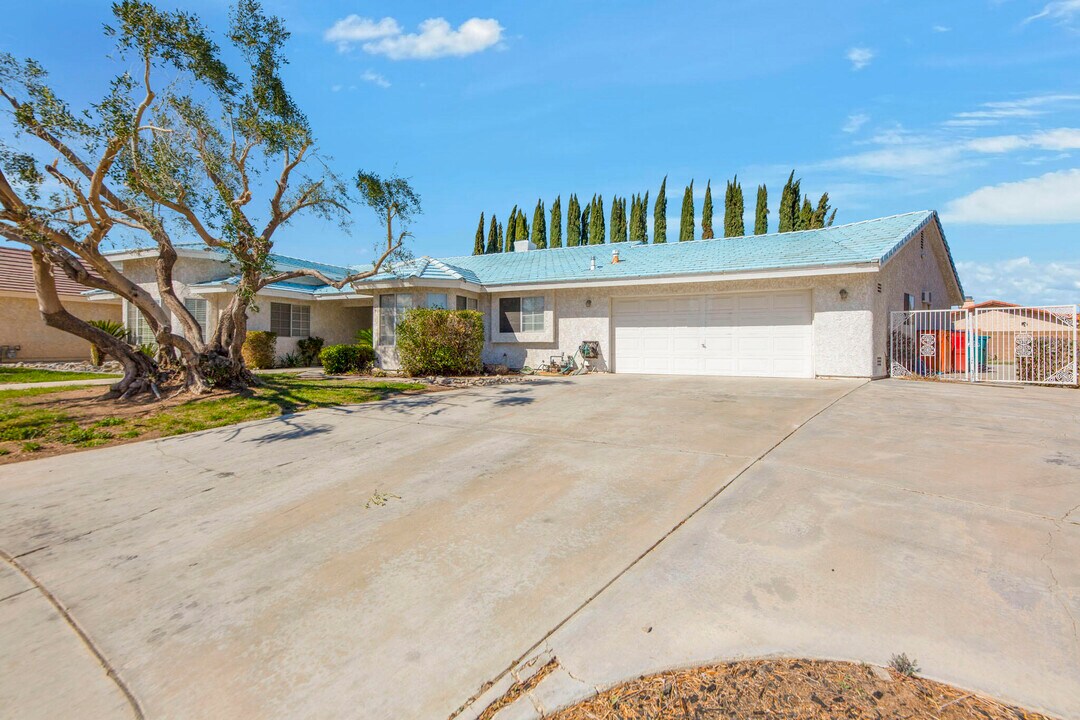 2503 Brentwood Dr in Lancaster, CA - Building Photo
